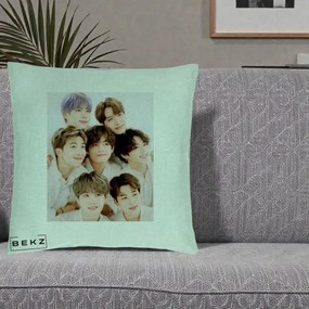 Perna Personalizata K-pop BTS Foto Grup Fete Albe, 40x40 cm, Verde Menta, Husa Detasabila, Perna Inclusa, BEKZ®