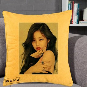 Perna Personalizata K-pop BLACKPINK Jennie Editorial Negru cu Inele, 40x40 cm, Galben, Husa Detasabila, Perna Inclusa, BEKZ®