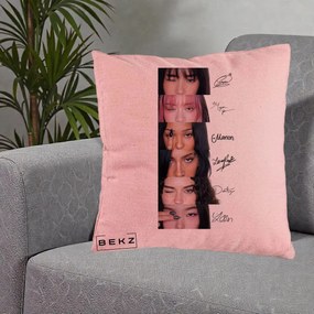 Perna Personalizata K-pop KATSEYE Semnaturi fara Foto, 40x40 cm, Roz, Husa Detasabila, Perna Inclusa, BEKZ®