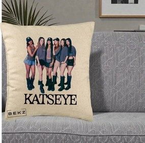 Perna Personalizata K-pop KATSEYE Grup Foto Tinute Gri, 40x40 cm, Bej, Husa Detasabila, Perna Inclusa, BEKZ®