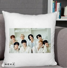 Perna Personalizata K-pop Stray Kids Foto Grup All-White Landscape, 40x40 cm, Alb Pufos, Husa Detasabila, Perna Inclusa, BEKZ®