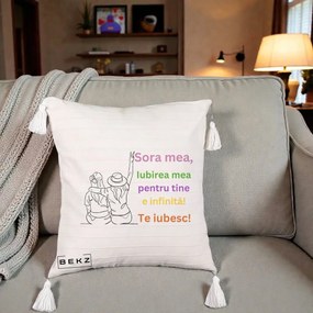 Cadou pentru Sora - Perna Personalizata Sora Mea Te Iubesc Doua Fete cu Palarie si Umbrela, 40x40 cm, Bej cu Franjuri, Husa Detasabila, Perna Inclusa, BEKZ®