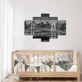 Tablou - Orașul mare cu turnul mov (150x105 cm)