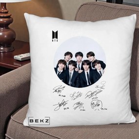 Perna Personalizata K-pop BTS Fotografie Grup Costum Negru si Autografe Cerc, 40x40 cm, Alb Pufos, Husa Detasabila, Perna Inclusa, BEKZ®
