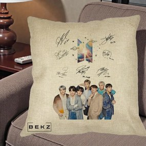 Perna Personalizata K-pop BTS Autografe Toti Membrii Fotografie, 40x40 cm, Crem, Husa Detasabila, Perna Inclusa, BEKZ®