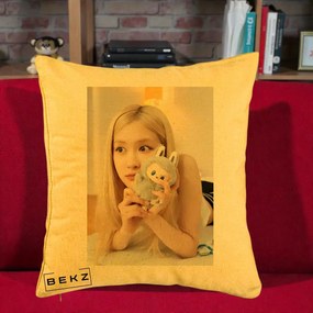 Perna Personalizata K-pop BLACKPINK Rose cu Papusa Iepure, 40x40 cm, Galben, Husa Detasabila, Perna Inclusa, BEKZ®