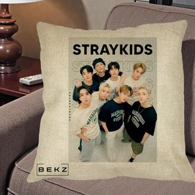 Perna Personalizata K-pop Stray Kids STRAYKIDS Alb-Negru cu Foto Grup, 40x40 cm, Crem, Husa Detasabila, Perna Inclusa, BEKZ®