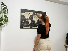 Tablou pe plută harta pe fundalul din lemn