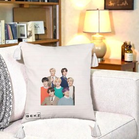 Perna Personalizata K-pop BTS Fotografie Grup Tinute Elegante, 40x40 cm, Bej cu Franjuri, Husa Detasabila, Perna Inclusa, BEKZ®