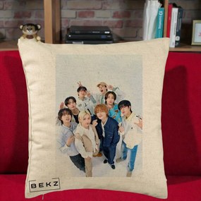 Perna Personalizata K-pop Stray Kids Foto Grup Alb cu 8 Membrii de Sus, 40x40 cm, Bej, Husa Detasabila, Perna Inclusa, BEKZ®