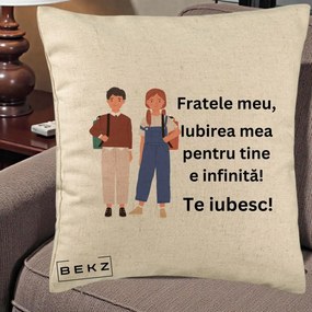 Cadou pentru Frate - Perna Personalizata Fratele Meu Te Iubesc Elevi Ilustratie Colorata, 40x40 cm, Bej, Husa Detasabila, Perna Inclusa, BEKZ®