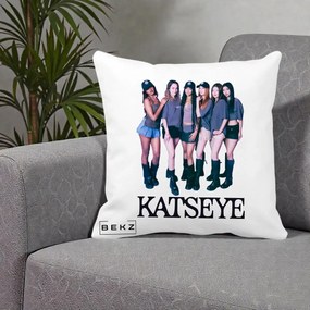 Perna Personalizata K-pop KATSEYE Grup Foto Tinute Gri, 40x40 cm, Alba Mata, Husa Detasabila, Perna Inclusa, BEKZ®