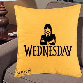 Perna Personalizata Wednesday Addams cu Brate Incrucisate, 40x40 cm, Galben, Husa Detasabila, Perna Inclusa, BEKZ®