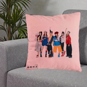 Perna Personalizata Grup K-pop Fete in Picioare Foto, 40x40 cm, Roz, Husa Detasabila, Perna Inclusa, BEKZ®