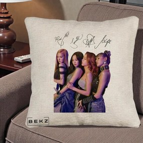 Perna Personalizata K-pop BLACKPINK Fotografie Grup Autografe Deasupra, 40x40 cm, Bej Canapea, Husa Detasabila, Perna Inclusa, BEKZ®