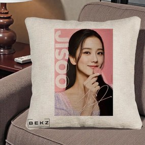 Perna Personalizata K-pop BLACKPINK Jisoo cu Semnatura si Fond Roz, 40x40 cm, Bej Canapea, Husa Detasabila, Perna Inclusa, BEKZ®