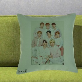 Perna Personalizata K-pop Stray Kids Foto Grup Pastel Roz-Alb cu 8 Membrii, 40x40 cm, Verde, Husa Detasabila, Perna Inclusa, BEKZ®