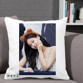 Perna Personalizata K-pop BLACKPINK Jennie Cute cu Diadema Ursulet, 40x40 cm, Alba Mata, Husa Detasabila, Perna Inclusa, BEKZ®