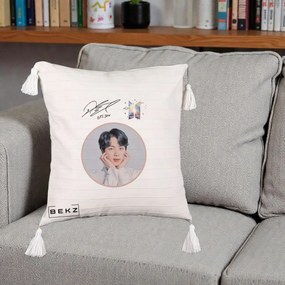 Perna Personalizata K-pop BTS Jin Portret cu Autograf, 40x40 cm, Bej cu Franjuri, Husa Detasabila, Perna Inclusa, BEKZ®
