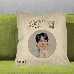 Perna Personalizata K-pop BTS Jin Portret cu Autograf, 40x40 cm, Crem, Husa Detasabila, Perna Inclusa, BEKZ®
