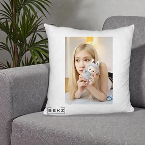 Perna Personalizata K-pop BLACKPINK Rose cu Papusa Iepure, 40x40 cm, Alb Pufos, Husa Detasabila, Perna Inclusa, BEKZ®