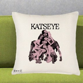 Perna Personalizata K-pop KATSEYE Foto Roz Vintage, 40x40 cm, Crem Reliefat, Husa Detasabila, Perna Inclusa, BEKZ®