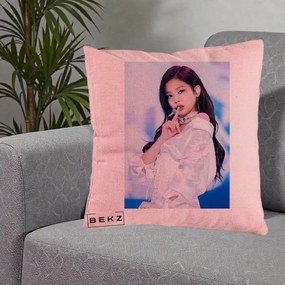 Perna Personalizata K-pop BLACKPINK Jennie Concert Alb cu Microfon, 40x40 cm, Roz, Husa Detasabila, Perna Inclusa, BEKZ®