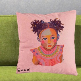 Perna Decorativa Fetita Vesela Portret Colorat, 40x40 cm, Roz, Husa Detasabila, Perna Inclusa, BEKZ®