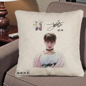 Perna Personalizata K-pop BTS Jungkook Portret cu Ochelari Autograf, 40x40 cm, Bej Canapea, Husa Detasabila, Perna Inclusa, BEKZ®