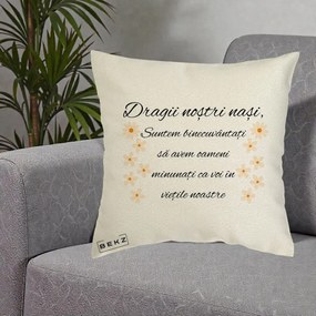 Cadou pentru Nasi - Perna Personalizata Dragii Nostri Nasi Suntem Binecuvantati cu Floricele, 40x40 cm, Ecru, Husa Detasabila, Perna Inclusa, BEKZ®