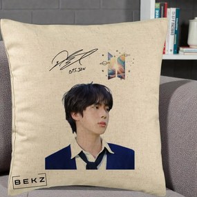 Perna Personalizata K-pop BTS Jin Portret Tinuta Albastra Autograf, 40x40 cm, Bej, Husa Detasabila, Perna Inclusa, BEKZ®