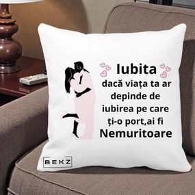 Cadou pentru Iubita - Perna Personalizata Iubita Nemuritoare cu Siluete de Cuplu, 40x40 cm, Alba Mata, Husa Detasabila, Perna Inclusa, BEKZ®