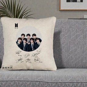 Perna Personalizata K-pop BTS Fotografie Grup Costum Negru si Autografe Cerc, 40x40 cm, Bej Canapea, Husa Detasabila, Perna Inclusa, BEKZ®