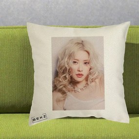 Perna Personalizata K-pop BLACKPINK Rose, 40x40 cm, Ecru, Husa Detasabila, Perna Inclusa, BEKZ®