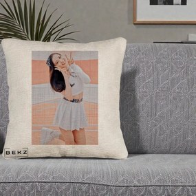 Perna Personalizata K-pop BLACKPINK Nayeon/Jisoo Tenis Alb, 40x40 cm, Bej Canapea, Husa Detasabila, Perna Inclusa, BEKZ®
