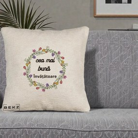 Cadou pentru Invatatoare - Perna Personalizata Cea mai Buna Invatatore cu Coronita Florala Colorata, 40x40 cm, Bej Canapea, Husa Detasabila, Perna Inclusa, BEKZ®