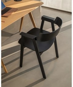 Scaun de dining negru cu cotiere din lemn de stejar Flip – Gazzda