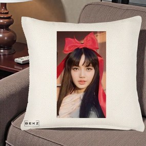 Perna Personalizata K-pop BLACKPINK Rose cu Funda Rosie, 40x40 cm, Crem Reliefat, Husa Detasabila, Perna Inclusa, BEKZ®