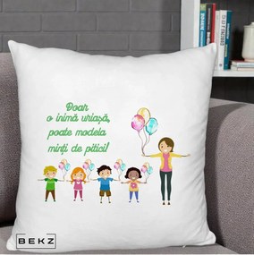 Cadou pentru Educatoare - Perna Personalizata Doar o Inima Uriasa poate Modela Minti de Pitici cu Educatoare si Baloane, 40x40 cm, Alb Pufos, Husa Detasabila, Perna Inclusa, BEKZ®