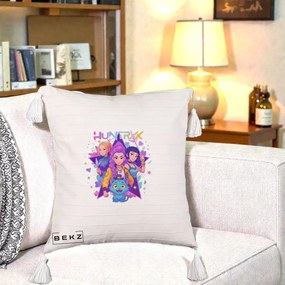 Perna Personalizata K-pop HUNTRX Trio cu Pisica Stele, 40x40 cm, Bej cu Franjuri, Husa Detasabila, Perna Inclusa, BEKZ®