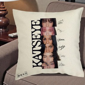 Perna Personalizata K-pop KATSEYE Semnaturi Membre Foto, 40x40 cm, Ecru, Husa Detasabila, Perna Inclusa, BEKZ®