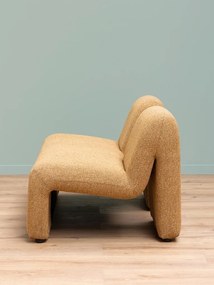 Canapea 2 locuri retro din stofă ocru, cu spătar din două volume rotunjite și laterale arcuite, 68,5 x 142 x 77 cm, „Negroni”