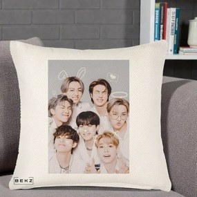 Perna Personalizata K-pop BTS Foto Grup Cute cu Animatii si 7 Membrii, 40x40 cm, Crem Reliefat, Husa Detasabila, Perna Inclusa, BEKZ®
