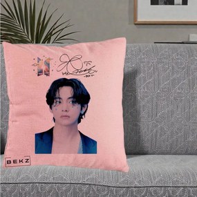 Perna Personalizata K-pop BTS V Taehyung Portret cu Autograf, 40x40 cm, Roz, Husa Detasabila, Perna Inclusa, BEKZ®