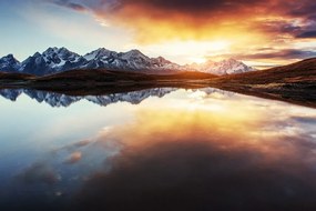 Fototapet apus de soare orbitor deasupra lacului de munte