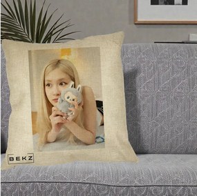 Perna Personalizata K-pop BLACKPINK Rose cu Papusa Iepure, 40x40 cm, Crem, Husa Detasabila, Perna Inclusa, BEKZ®