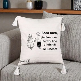 Cadou pentru Sora - Perna Personalizata Sora Mea Te Iubesc Copii Tinand Maini din Spate, 40x40 cm, Bej cu Franjuri, Husa Detasabila, Perna Inclusa, BEKZ®