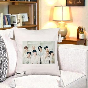 Perna Personalizata K-pop Stray Kids Foto Grup Alb All-White cu 8 Membrii, 40x40 cm, Bej cu Franjuri, Husa Detasabila, Perna Inclusa, BEKZ®