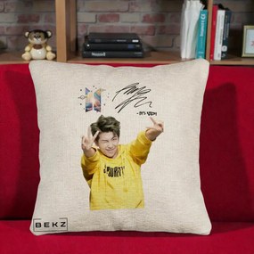 Perna Personalizata K-pop BTS RM Namjoon Hanorac Galben Autograf, 40x40 cm, Bej Canapea, Husa Detasabila, Perna Inclusa, BEKZ®