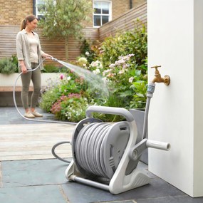 Outsunny Tambur furtun udare montat pe perete 20+2 m x Ø 15 mm, Devidor portabil pentru furtunuri, Duză cu 2 moduri, Gri | Aosom Romania